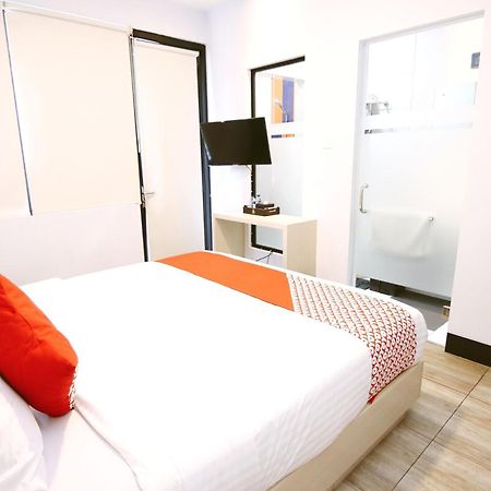 Oyo 592 Budget Hotel By The Harbour Padang  Eksteriør billede