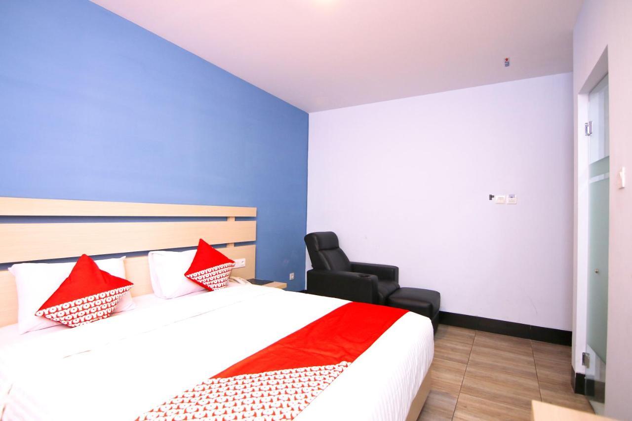 Oyo 592 Budget Hotel By The Harbour Padang  Eksteriør billede